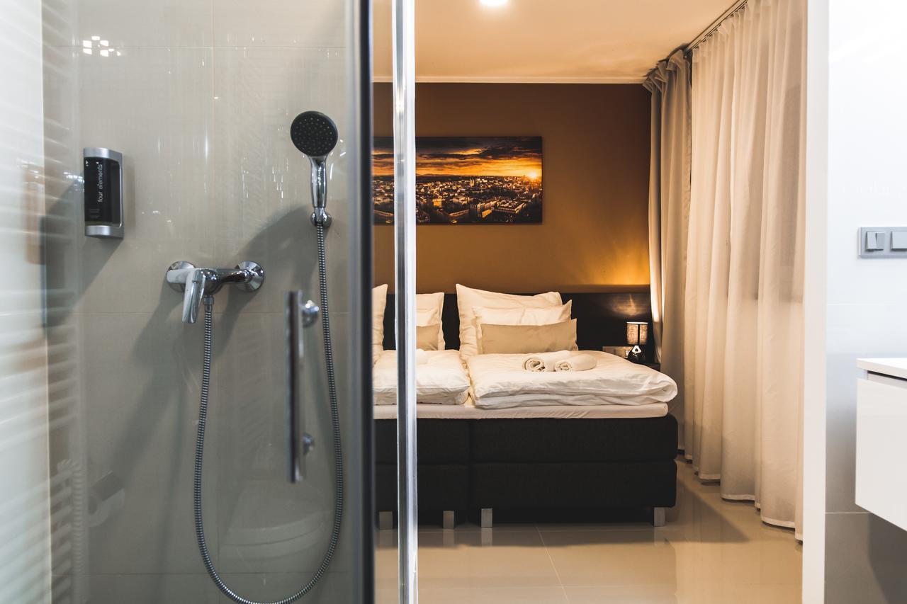 Silesia Residence 俄斯特拉发 外观 照片 A shower in a hotel room