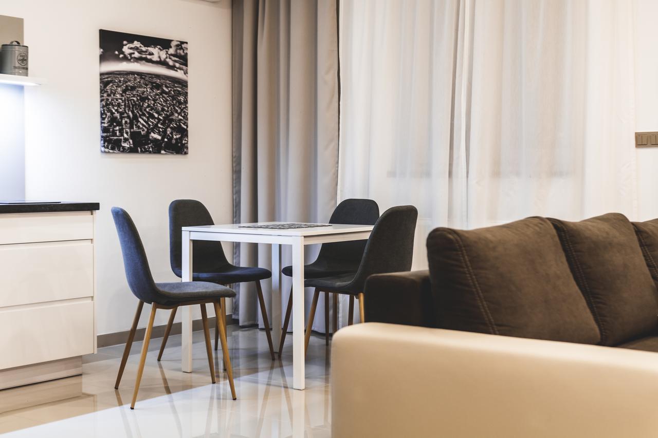 Silesia Residence 俄斯特拉发 外观 照片 A living room with a dining table