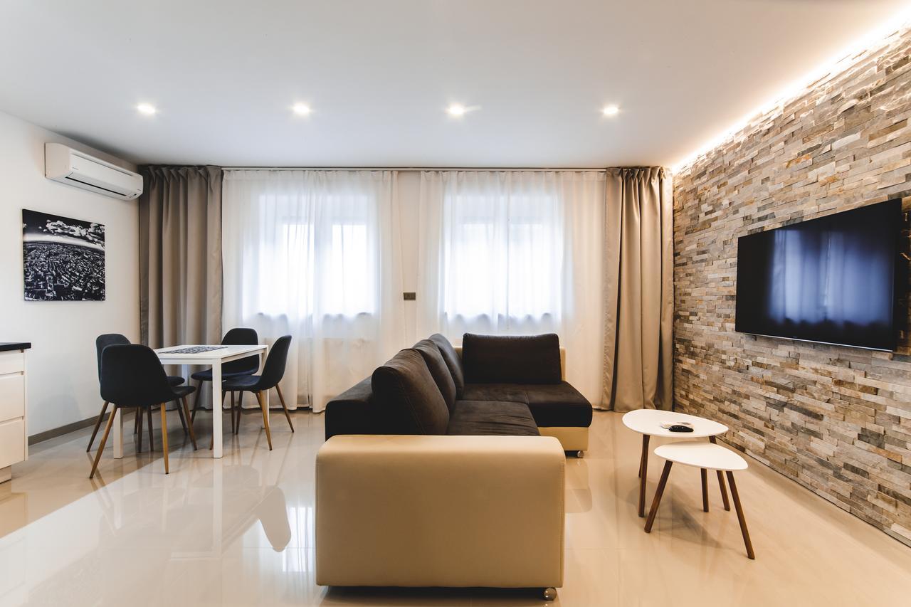 Silesia Residence 俄斯特拉发 外观 照片 A living room with a television
