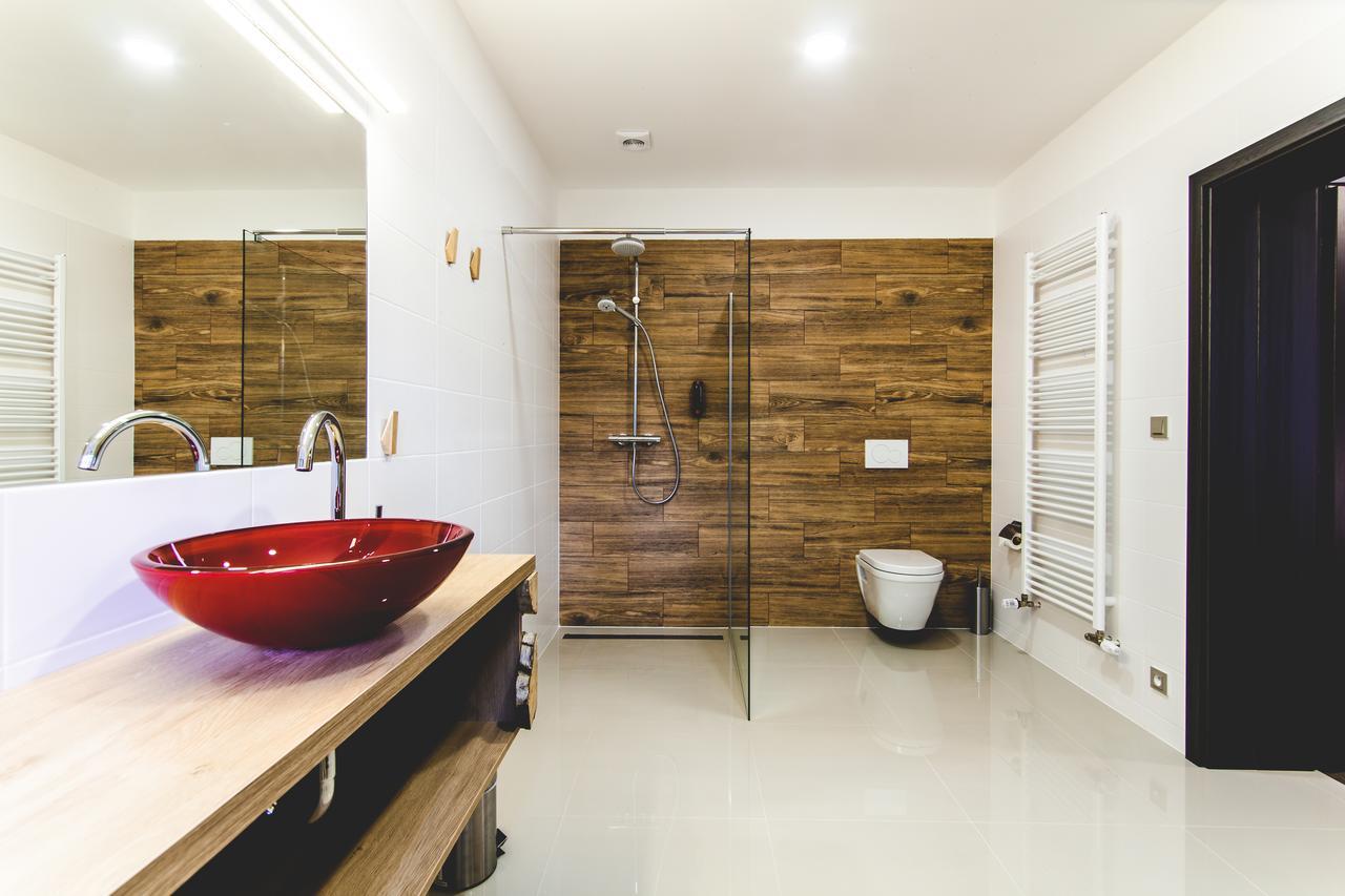 Silesia Residence 俄斯特拉发 外观 照片 Bathroom with shower