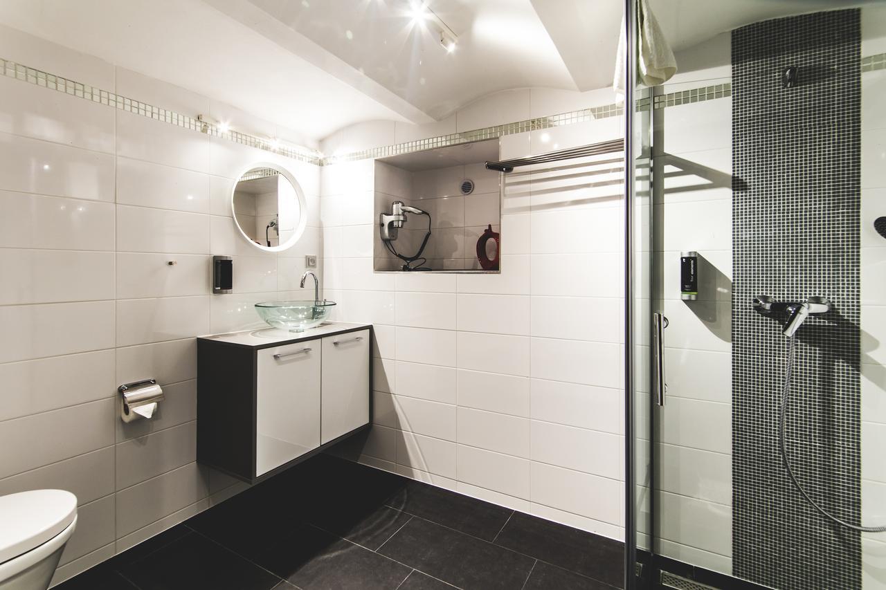 Silesia Residence 俄斯特拉发 外观 照片 Bathroom with shower